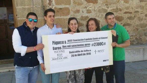 Los organizadores durante la entrega del cheque