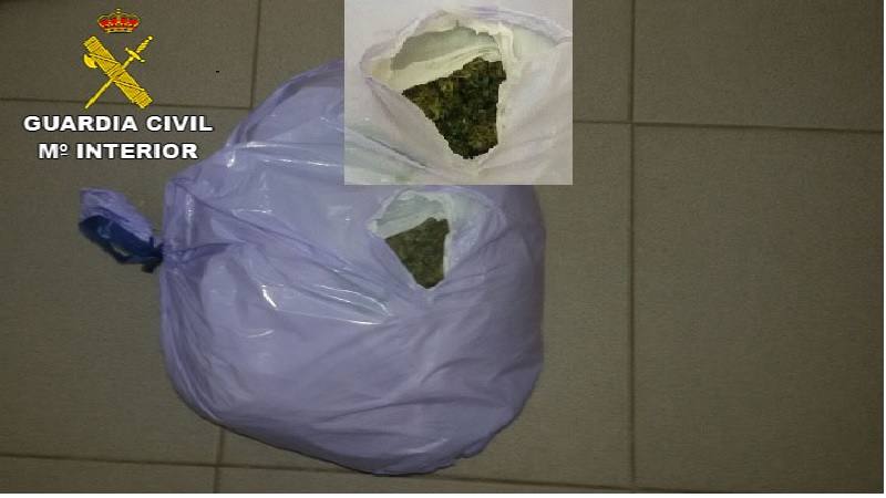 La Guardia Civil localiza en la Autovía A-V, un kilogramo de cogollos de marihuana