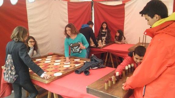 Jóvenes en juegos populares celebrados en Losar