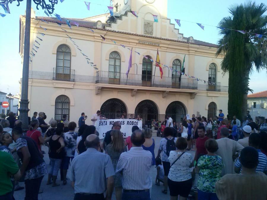 Vecinos concentrados en la plaza 