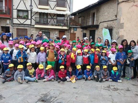 Alumnos y profesores del colegio San Pedro de Alcántara. 