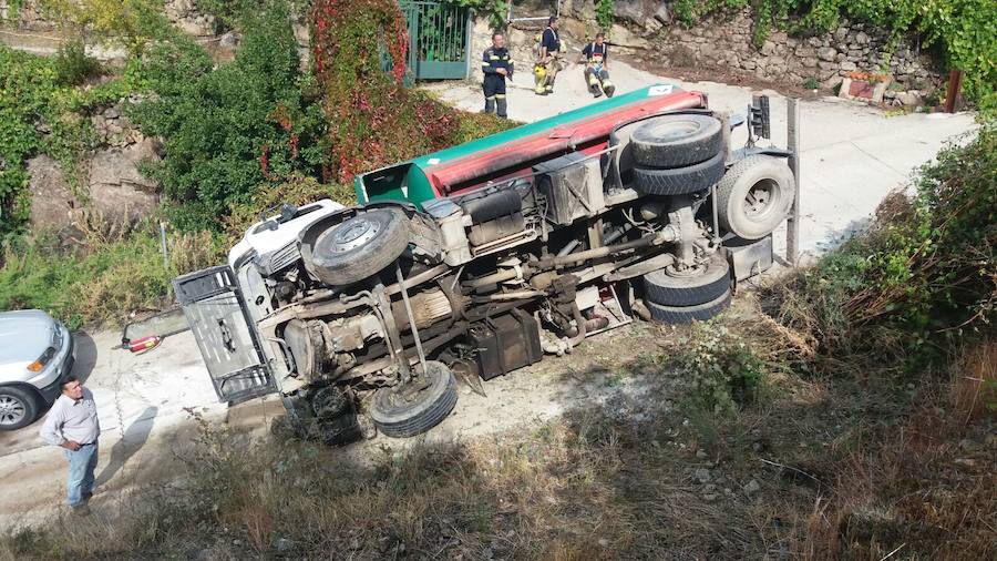 Herido un vecino de Talayuela al volcar un camión que transportaba gasoil en Guijo de Santa Bárbara