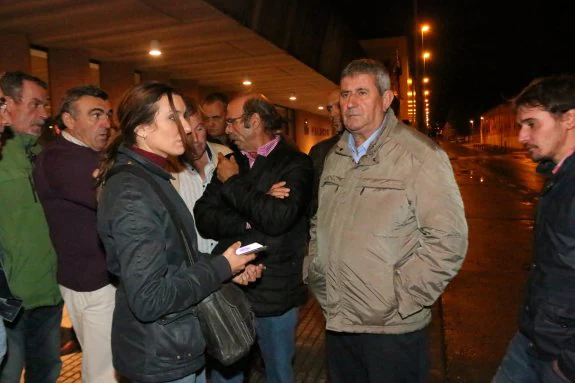 Lorenzo Ramos, junto a Cati García, de UPA-UCE, y otras personas esperando en el juzgado. 