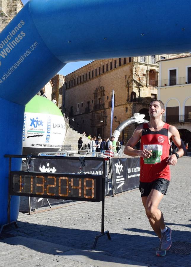 Jorge Campos gana la Media Maratón de Trujillo