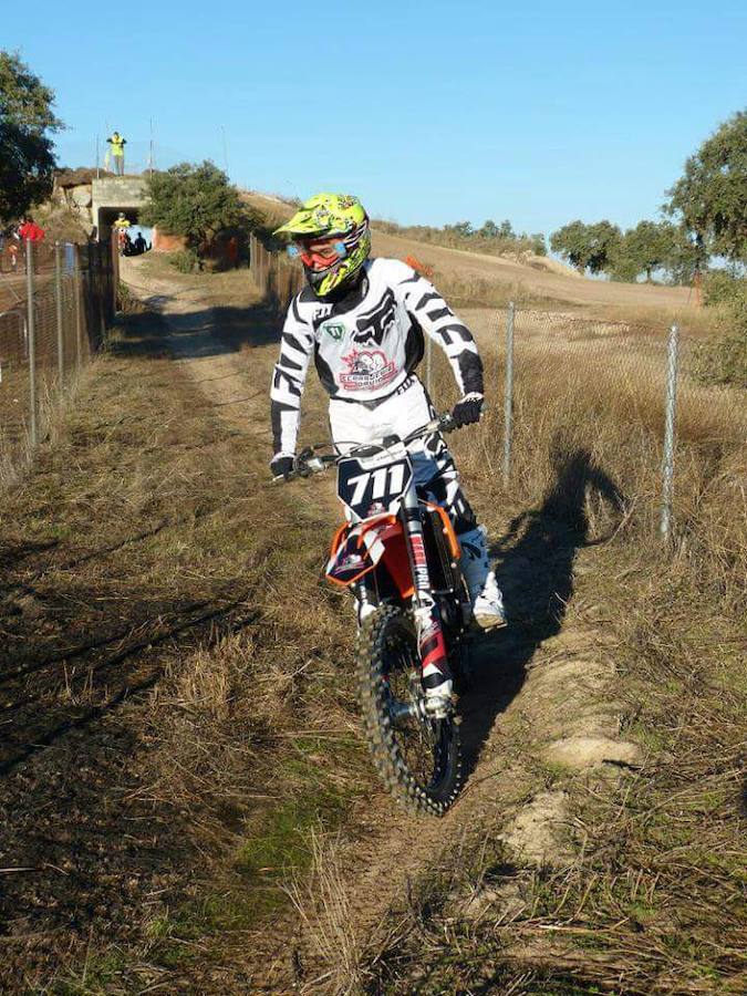 El piloto talayuelano Raúl Gutiérrez busca patrocinadores para correr el Campeonato de Motocross 2017