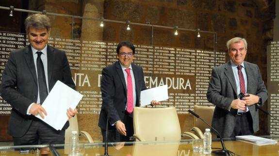 De izquierda a derecha: Ceciliano Franco, director Gerente del SES; José María Vergeles, consejero de Sanidad y Políticas Sociales; y Vicente Alonso, director General de Asistencia Sanitaria del SES 