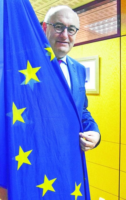 Hogan posa, tras la entrevista, con la bandera de Europa. 