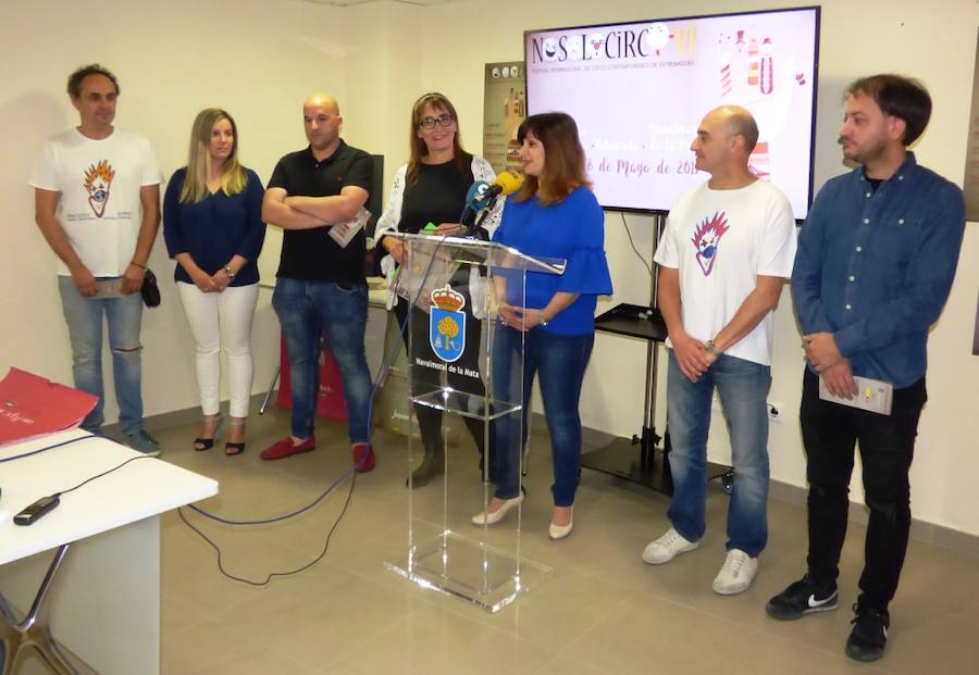 Autoridades y cómicos en la presentación de la sexta edición. 
