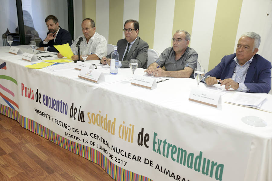 En la mesa de debate, de izquierda a derecha, Felipe Gracia, Ricardo Hernández Mogollón, Cecilio Venegas, Francisco Castejón y José Luis Martínez 