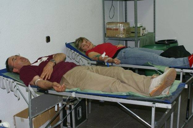 Donantes en plena extracción de sangre