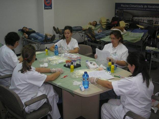 Sanitarios del Banco de Sangre durante una extracción
