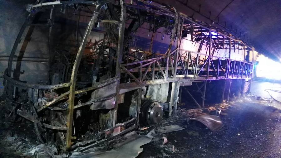 Imagen del estado en el que quedó el autobús en el túnel 