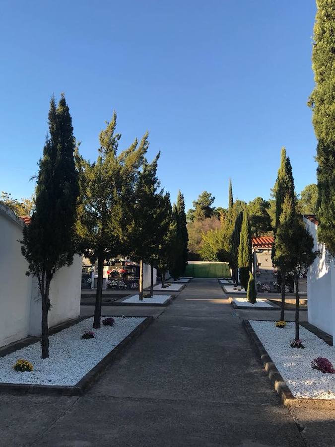 El cementerio se pone a punto para Todos los Santos