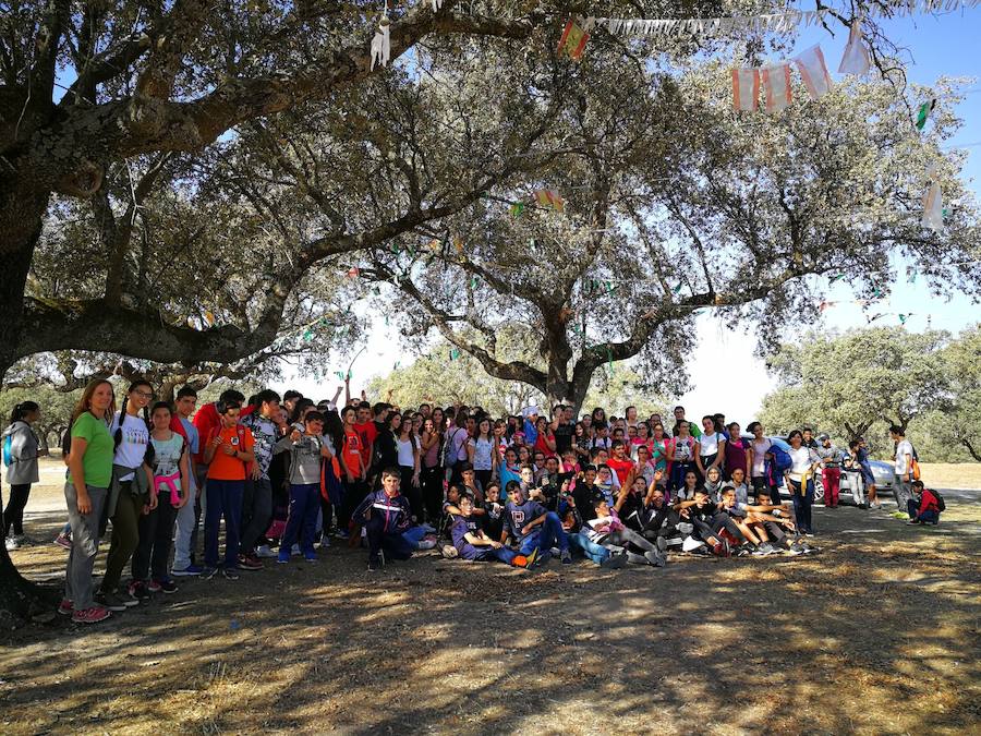 Alumnos del IES San Martín 'toman' la dehesa para disfrutar de los tradicionales 'calbotes'