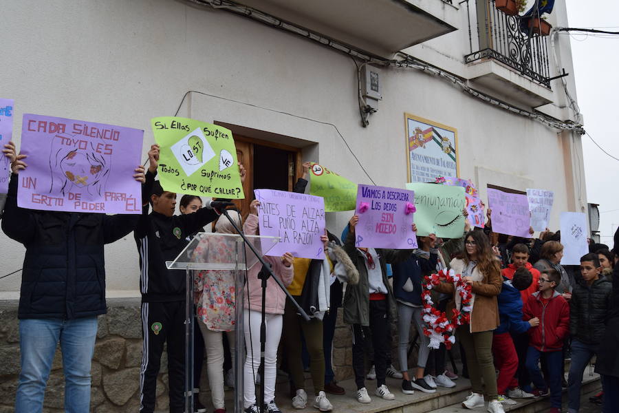 Imagen de la concentración realizada en la mañana de ayer por los alumnos y alumnas del IES San Martín contra la violencia de género 