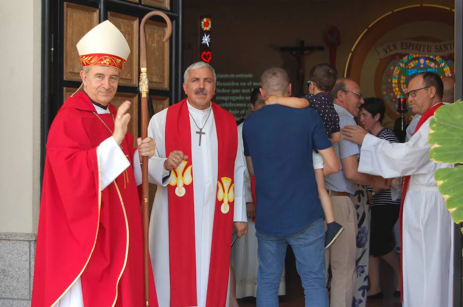 El obispo de Plasencia, José Luis Retana, confirma a 11 personas en Talayuela