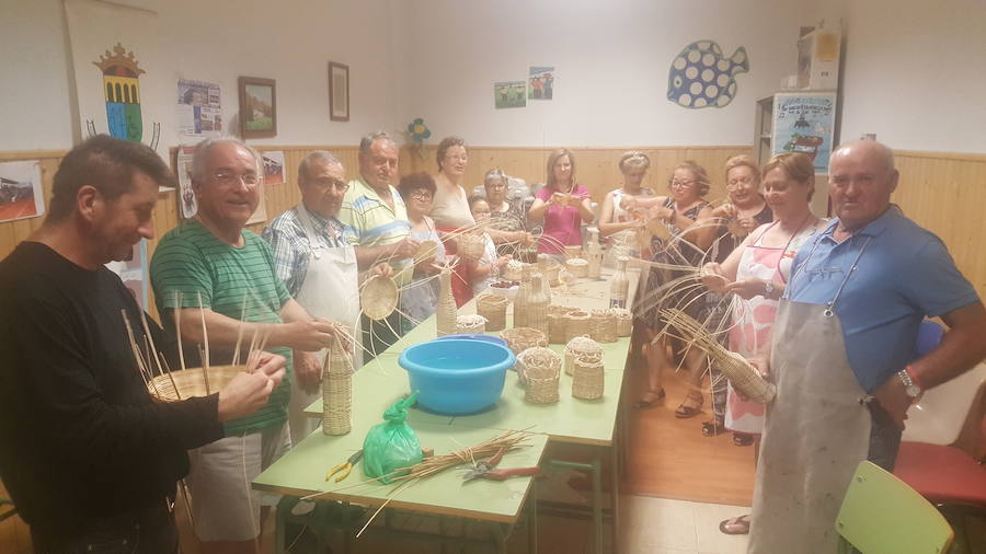 Los usuarios de la Asociación Valle del Tiétar aprenden el arte de la cestería