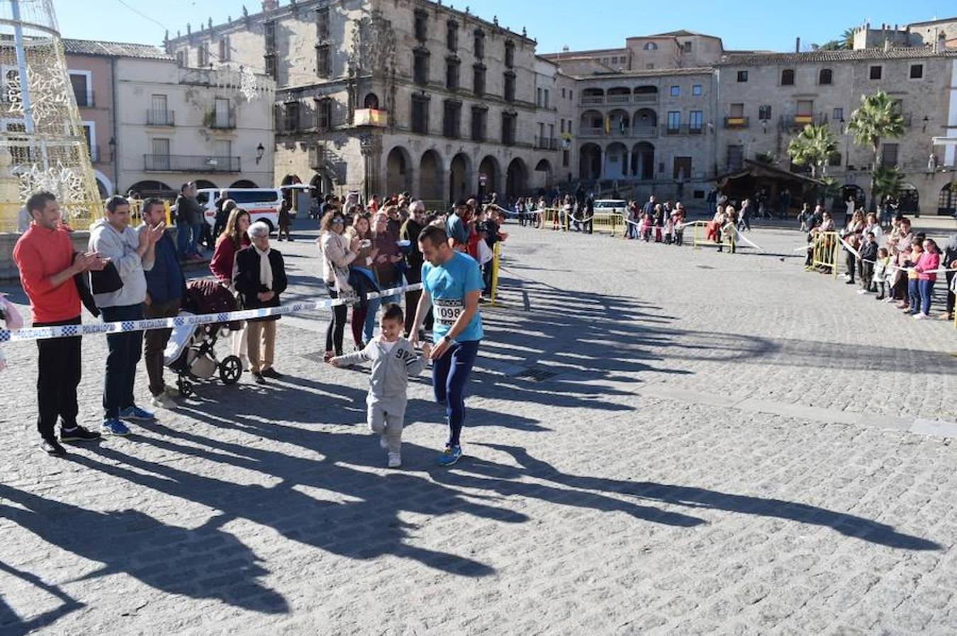 Más de 200 corredores en diferentes categorías participaron este año en la San Silvestre trujillana, carrera popular organizada por el Club Atletismo Trujillo y que tuvo lugar el 30 de diciembre. La prueba colaboró con Cruz Roja. Además, se hizo una rifa en beneficio de una asociación dedicada a la investigación del cáncer infantil.