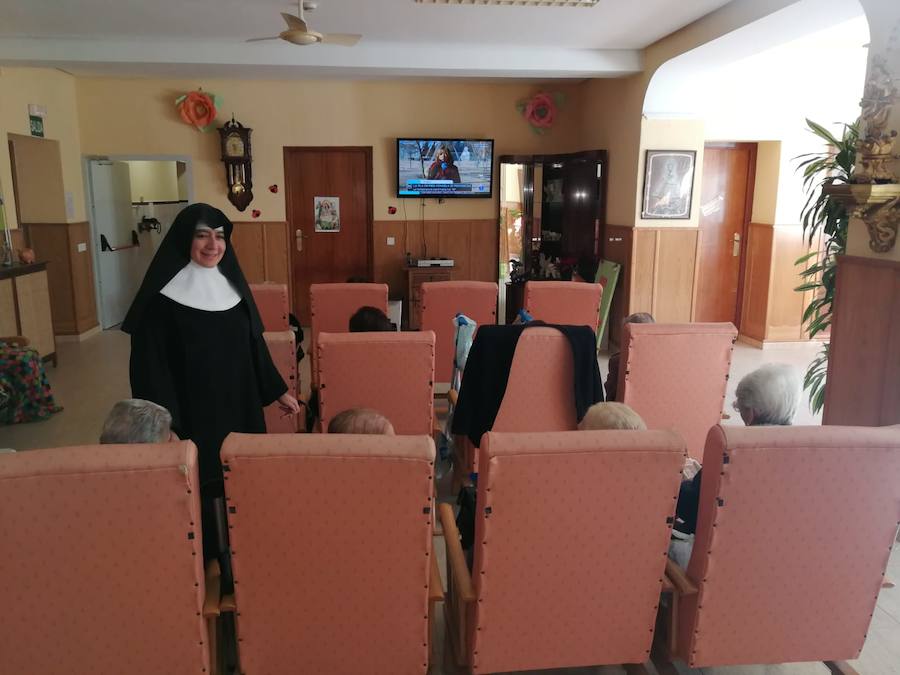 Una de las religiosas con los mayores . 