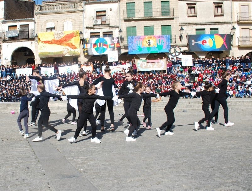 Alumnos de centros educativos se unieron ayer en la plaza Mayor para celebrar el día de la paz. El 30 de enero no se pudo llevar a cabo por el mal tiempo. La actividad, que estuvo organizada por el colegio Sagrado Corazón de Jesús, contó con la lectura de un manifiesto, bailes, una plegaria cantada, así como una coreografía de gimnastas. También participaron responsables político.