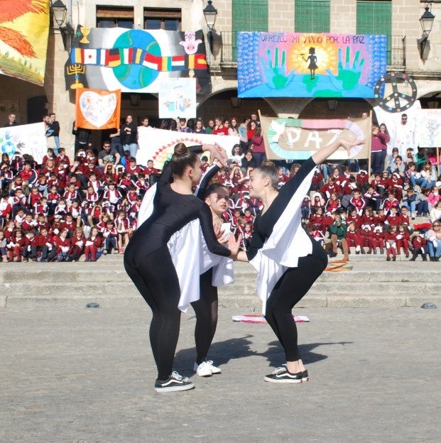 Alumnos de centros educativos se unieron ayer en la plaza Mayor para celebrar el día de la paz. El 30 de enero no se pudo llevar a cabo por el mal tiempo. La actividad, que estuvo organizada por el colegio Sagrado Corazón de Jesús, contó con la lectura de un manifiesto, bailes, una plegaria cantada, así como una coreografía de gimnastas. También participaron responsables político.