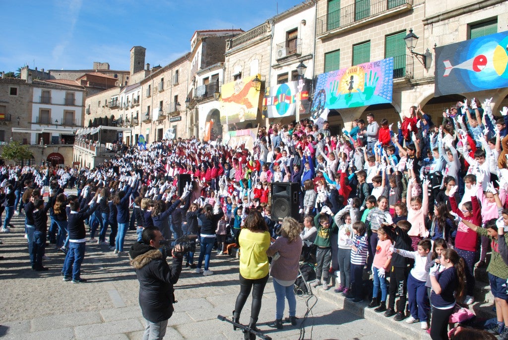 Alumnos de centros educativos se unieron ayer en la plaza Mayor para celebrar el día de la paz. El 30 de enero no se pudo llevar a cabo por el mal tiempo. La actividad, que estuvo organizada por el colegio Sagrado Corazón de Jesús, contó con la lectura de un manifiesto, bailes, una plegaria cantada, así como una coreografía de gimnastas. También participaron responsables político.