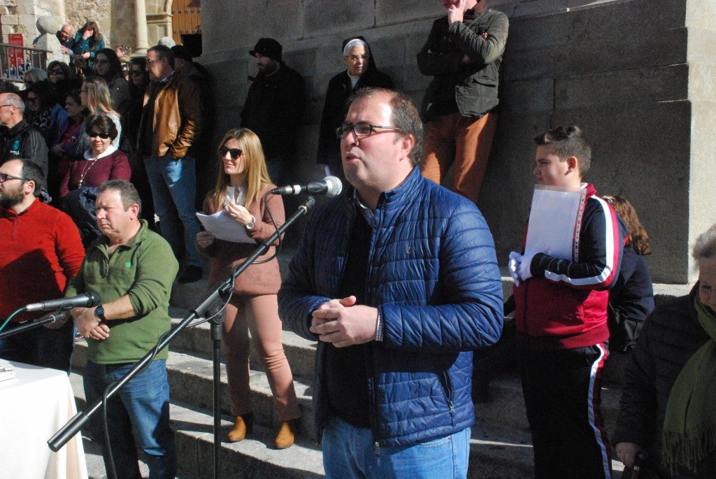 Alumnos de centros educativos se unieron ayer en la plaza Mayor para celebrar el día de la paz. El 30 de enero no se pudo llevar a cabo por el mal tiempo. La actividad, que estuvo organizada por el colegio Sagrado Corazón de Jesús, contó con la lectura de un manifiesto, bailes, una plegaria cantada, así como una coreografía de gimnastas. También participaron responsables político.