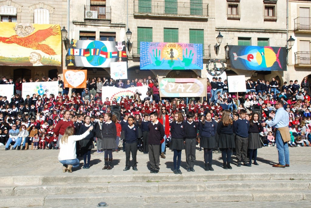 Alumnos de centros educativos se unieron ayer en la plaza Mayor para celebrar el día de la paz. El 30 de enero no se pudo llevar a cabo por el mal tiempo. La actividad, que estuvo organizada por el colegio Sagrado Corazón de Jesús, contó con la lectura de un manifiesto, bailes, una plegaria cantada, así como una coreografía de gimnastas. También participaron responsables político.