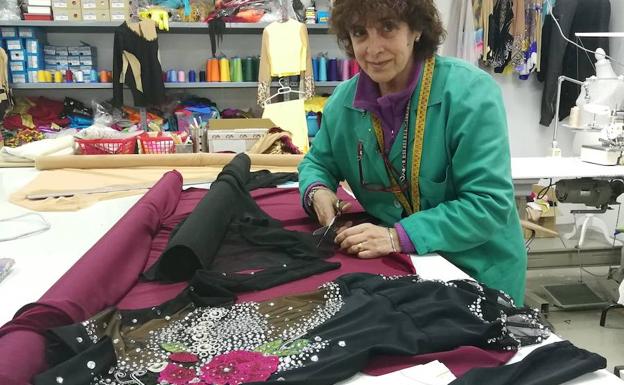 Una de las trabajaras en el corte y confección 