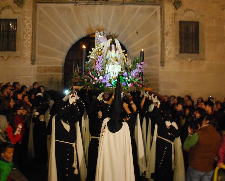 El 'Santo Sepulcro' saliendo de la iglesia de San Francisco 