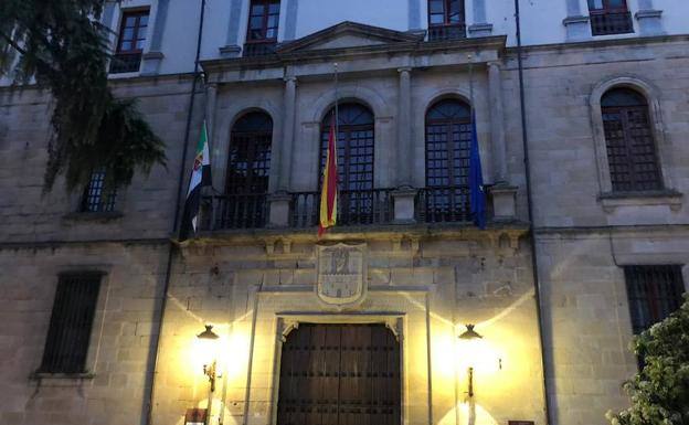 El Ayuntamiento ya tiene las banderas a meda asta 