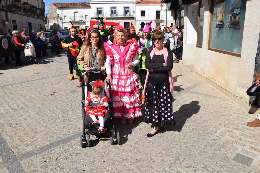 Huertas de Ánimas cumplió con su tradición y celebró su tradicional desfile de Carnaval, con diferentes agrupaciones integradas por adultos y menores. 