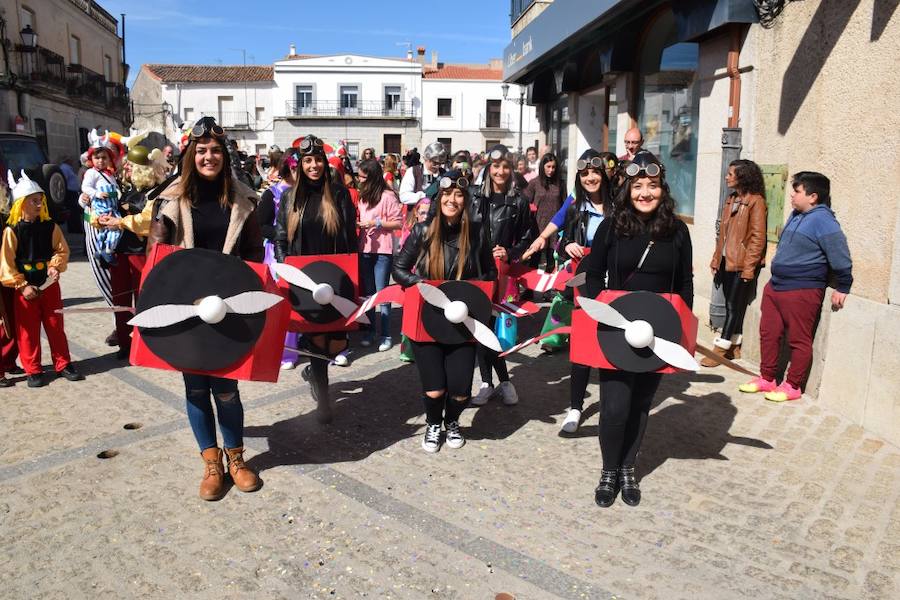 Huertas de Ánimas cumplió con su tradición y celebró su tradicional desfile de Carnaval, con diferentes agrupaciones integradas por adultos y menores. 