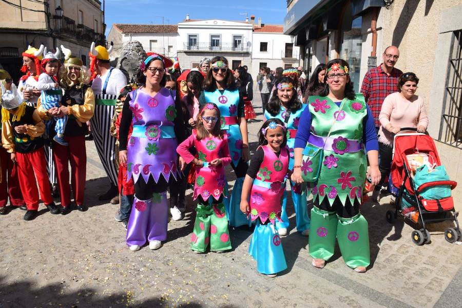 Huertas de Ánimas cumplió con su tradición y celebró su tradicional desfile de Carnaval, con diferentes agrupaciones integradas por adultos y menores. 