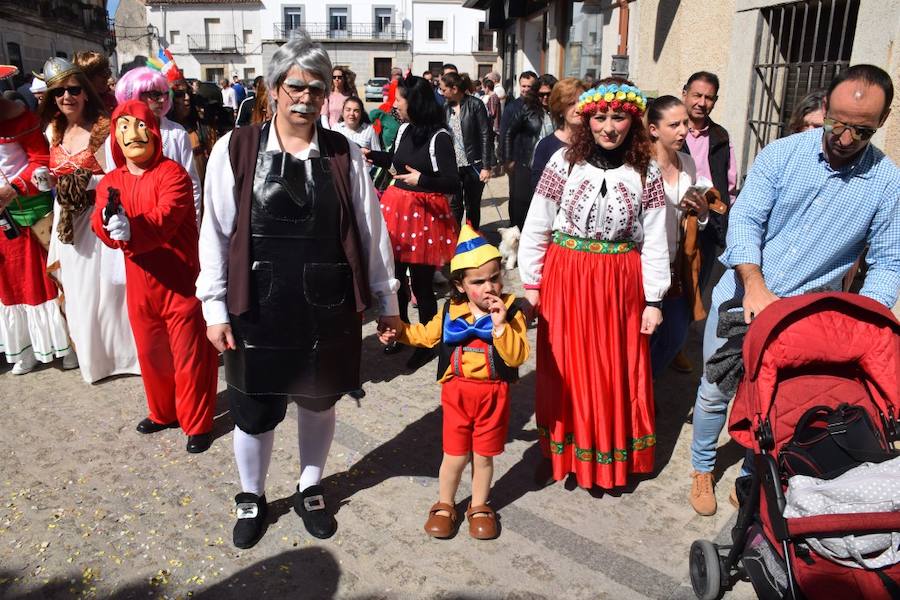 Huertas de Ánimas cumplió con su tradición y celebró su tradicional desfile de Carnaval, con diferentes agrupaciones integradas por adultos y menores. 