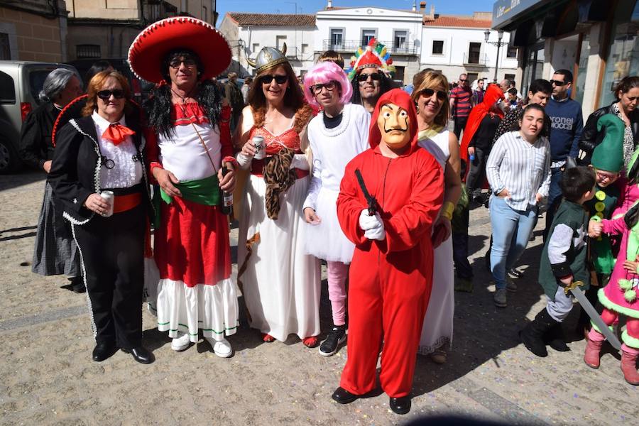 Huertas de Ánimas cumplió con su tradición y celebró su tradicional desfile de Carnaval, con diferentes agrupaciones integradas por adultos y menores. 