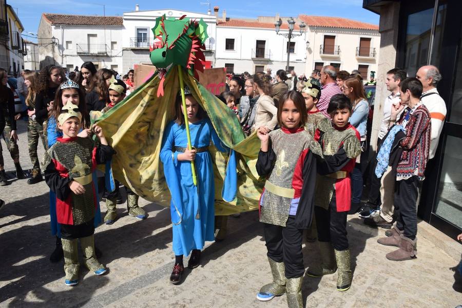 Huertas de Ánimas cumplió con su tradición y celebró su tradicional desfile de Carnaval, con diferentes agrupaciones integradas por adultos y menores. 