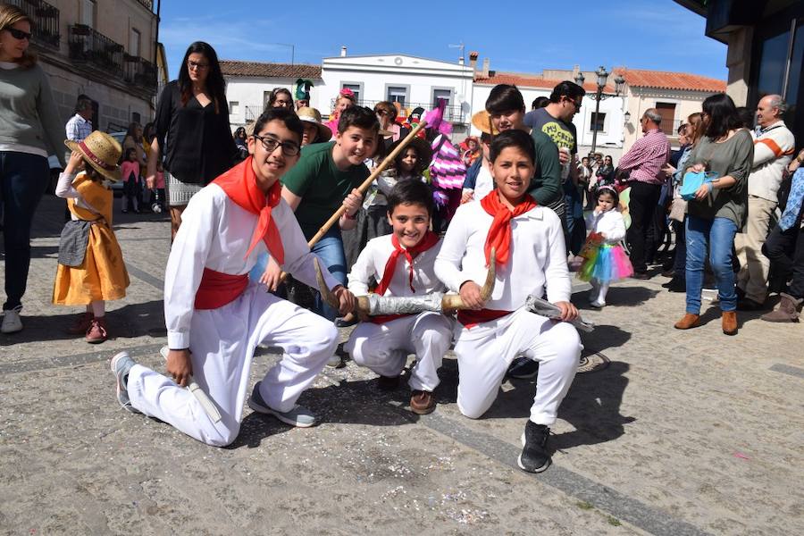 Huertas de Ánimas cumplió con su tradición y celebró su tradicional desfile de Carnaval, con diferentes agrupaciones integradas por adultos y menores. 