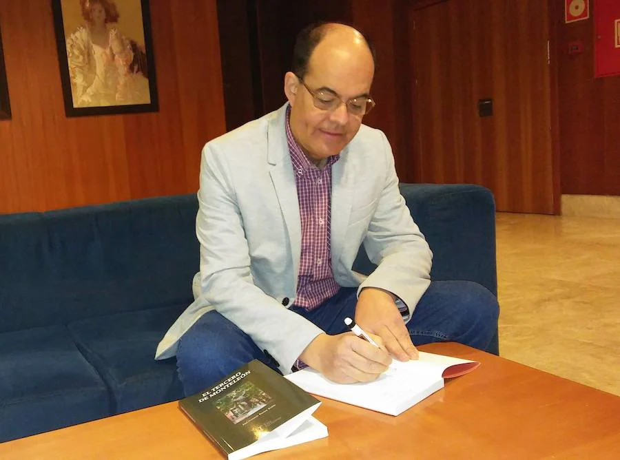 José Antonio Ramos, firmando uno de los ejemplares 