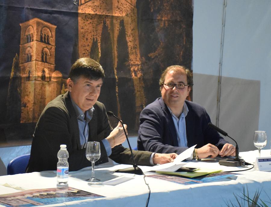 Manuel Pimentel en el pregón de la Feria del Libro, ayer, junto con el alcalde, Alberto Casero