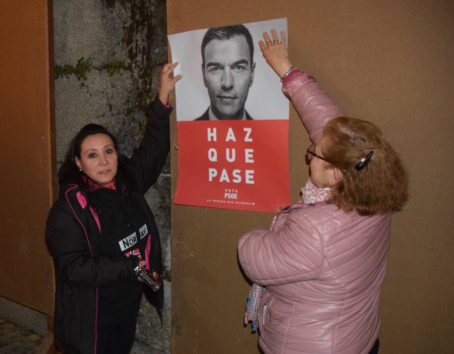 Teresa Sevillano, en la pega de carteles, anoche 
