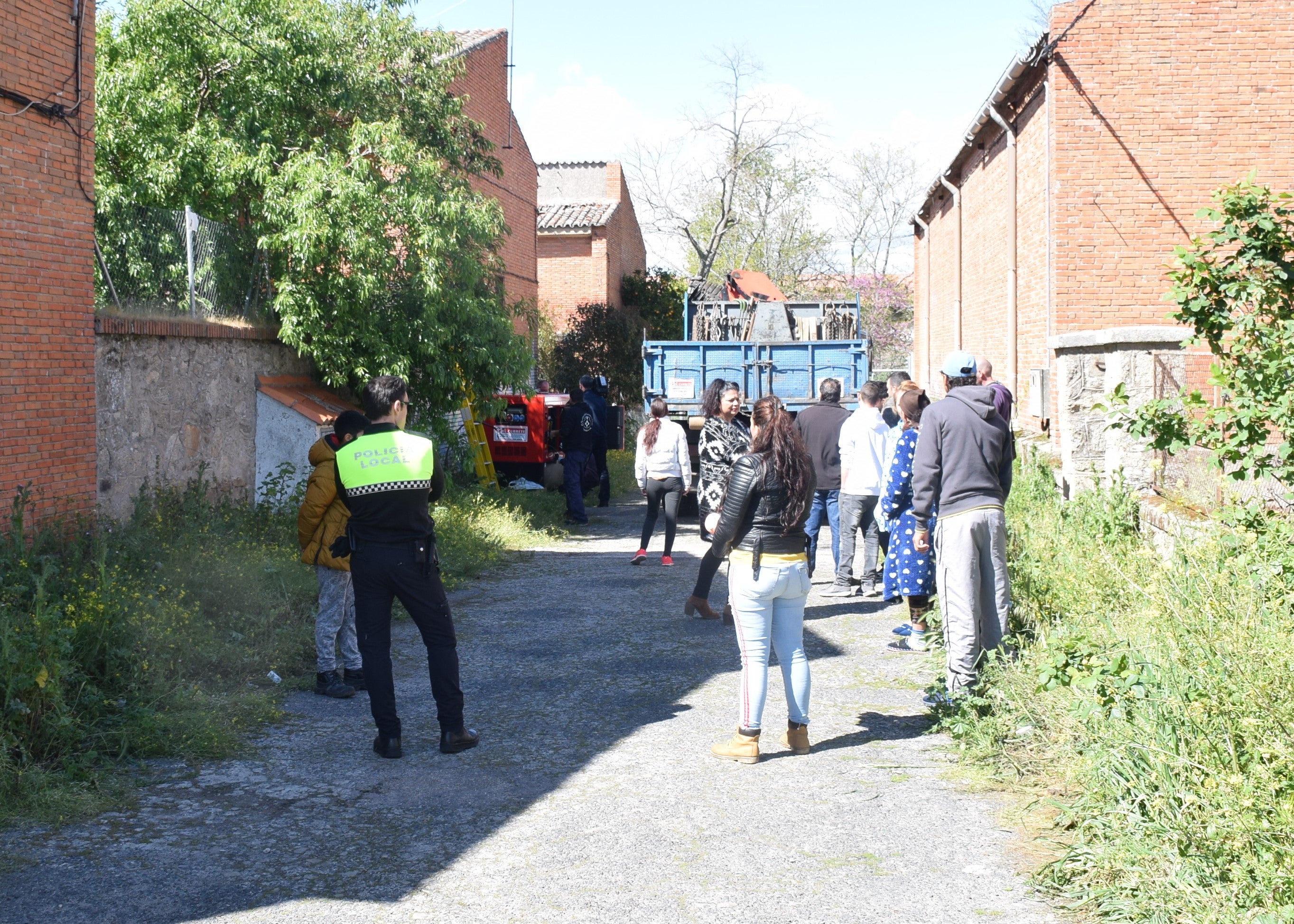 Los vecinos, cuando pusieron el grupo electrógeno, hace unos días para dar luz a las viviendas afectadas 
