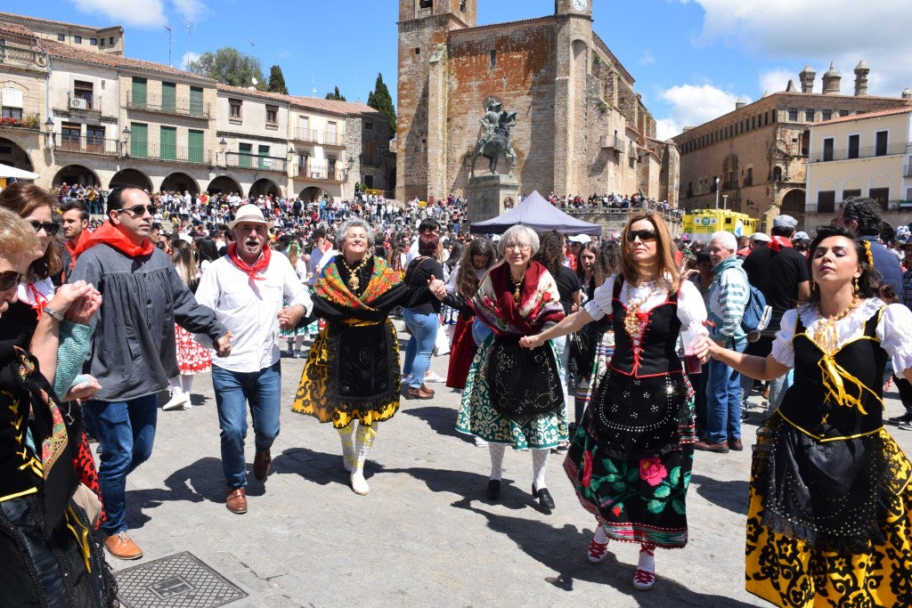 Con una temperatura primaveral, unas 12.000 personas, según fuentes policiales, llenaron la plaza Mayor de Trujillo y sus alrededores para celebrar una de las fiestas más características de Trujillo,, como es el Domingo de Resurrección, conocida popularmente por El Chíviri, declarada de Interés Turístico Regional