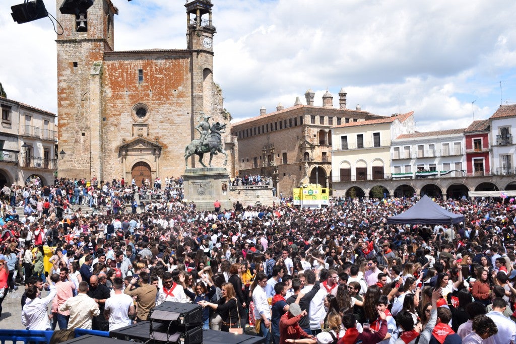Con una temperatura primaveral, unas 12.000 personas, según fuentes policiales, llenaron la plaza Mayor de Trujillo y sus alrededores para celebrar una de las fiestas más características de Trujillo,, como es el Domingo de Resurrección, conocida popularmente por El Chíviri, declarada de Interés Turístico Regional