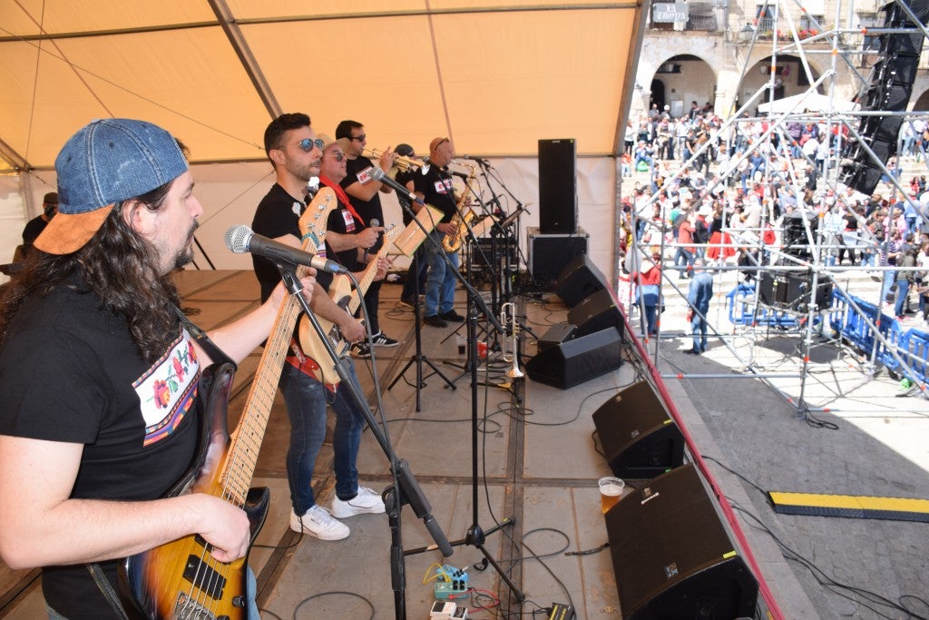Con una temperatura primaveral, unas 12.000 personas, según fuentes policiales, llenaron la plaza Mayor de Trujillo y sus alrededores para celebrar una de las fiestas más características de Trujillo,, como es el Domingo de Resurrección, conocida popularmente por El Chíviri, declarada de Interés Turístico Regional