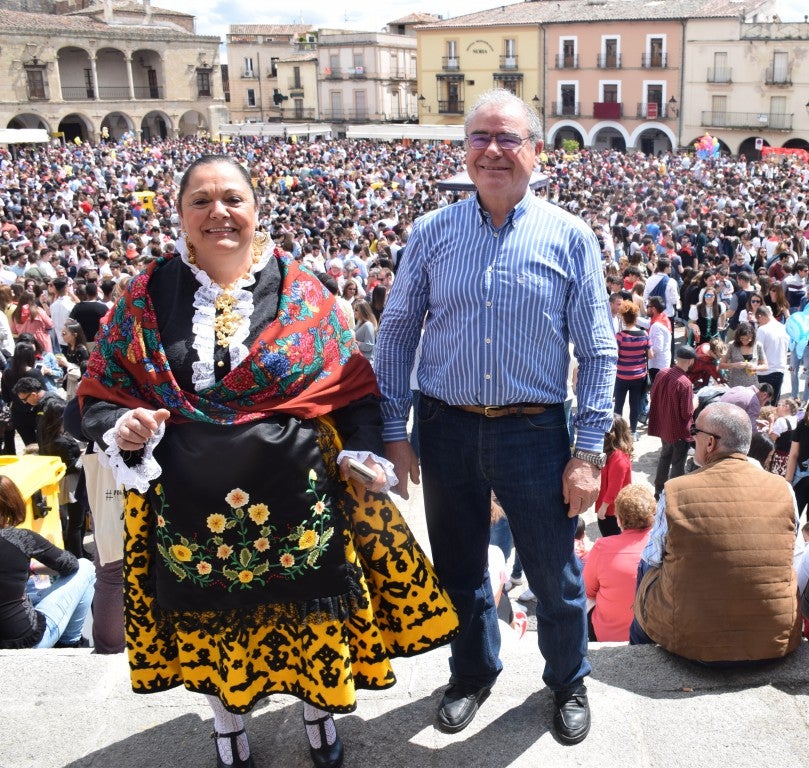 Con una temperatura primaveral, unas 12.000 personas, según fuentes policiales, llenaron la plaza Mayor de Trujillo y sus alrededores para celebrar una de las fiestas más características de Trujillo,, como es el Domingo de Resurrección, conocida popularmente por El Chíviri, declarada de Interés Turístico Regional