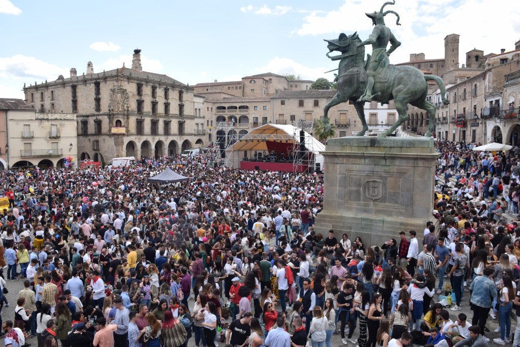 Con una temperatura primaveral, unas 12.000 personas, según fuentes policiales, llenaron la plaza Mayor de Trujillo y sus alrededores para celebrar una de las fiestas más características de Trujillo,, como es el Domingo de Resurrección, conocida popularmente por El Chíviri, declarada de Interés Turístico Regional