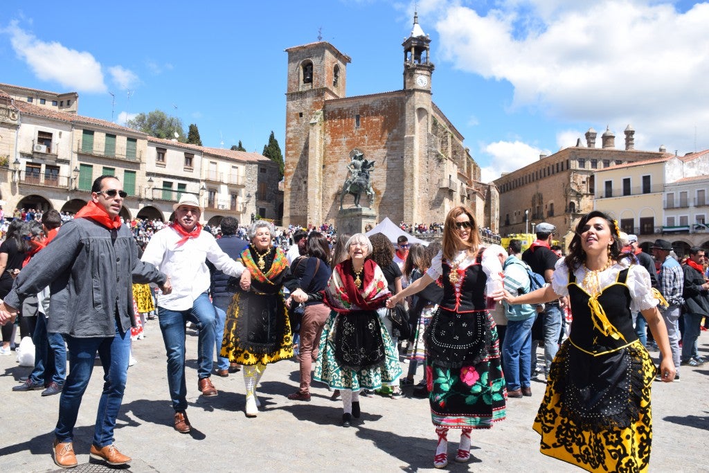 Con una temperatura primaveral, unas 12.000 personas, según fuentes policiales, llenaron la plaza Mayor de Trujillo y sus alrededores para celebrar una de las fiestas más características de Trujillo,, como es el Domingo de Resurrección, conocida popularmente por El Chíviri, declarada de Interés Turístico Regional
