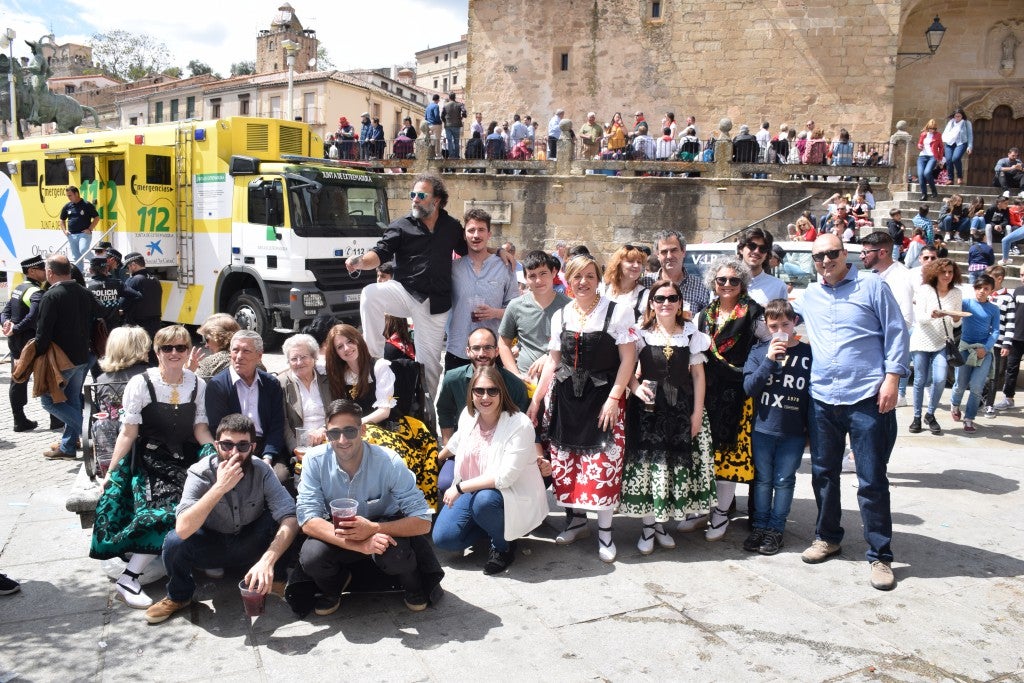 Con una temperatura primaveral, unas 12.000 personas, según fuentes policiales, llenaron la plaza Mayor de Trujillo y sus alrededores para celebrar una de las fiestas más características de Trujillo,, como es el Domingo de Resurrección, conocida popularmente por El Chíviri, declarada de Interés Turístico Regional