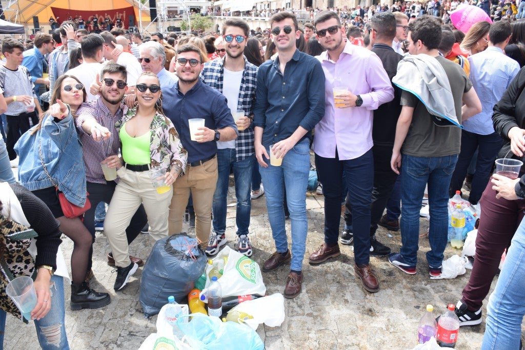 Con una temperatura primaveral, unas 12.000 personas, según fuentes policiales, llenaron la plaza Mayor de Trujillo y sus alrededores para celebrar una de las fiestas más características de Trujillo,, como es el Domingo de Resurrección, conocida popularmente por El Chíviri, declarada de Interés Turístico Regional